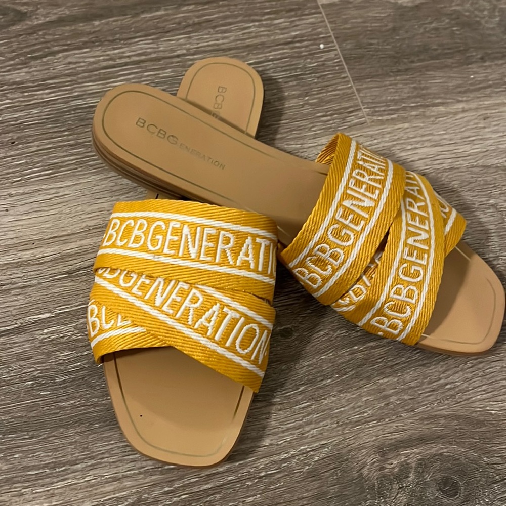 BCBG generation sandals